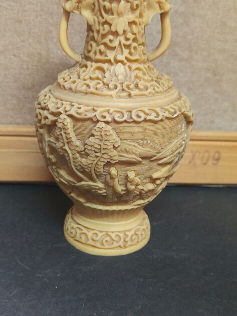 Vaso em resina oriental. Esculturas
