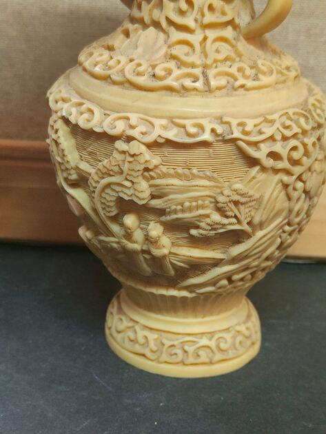 Vaso em resina oriental. Esculturas