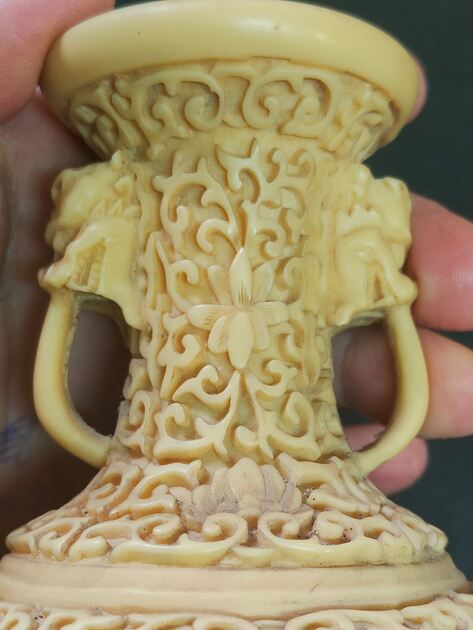 Vaso em resina oriental. Esculturas