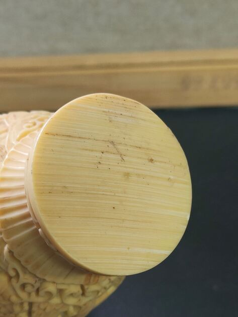 Vaso em resina oriental. Esculturas