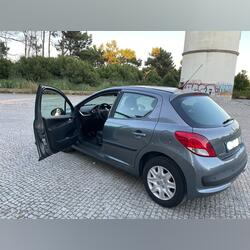 Peugeot 207 em bom estado. Carros. Vila Nova de Gaia. 2010   103.000 km Manual Gasolina 95 cv 5 portas Cinzento Ar condicionado Vidros eléctricos Aquecimento dos assentos Volante multi-funções