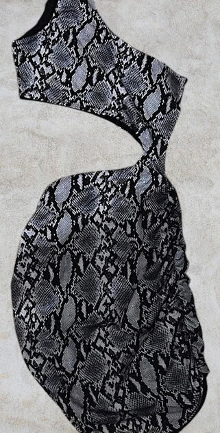 Vestido Ombro Único Preto/Branco – TU. Vestidos