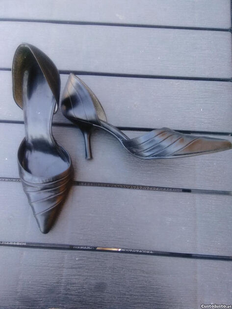 Sapatos pretos e Sandálias, os 2 pares 20 eur.. Sapatos tacão