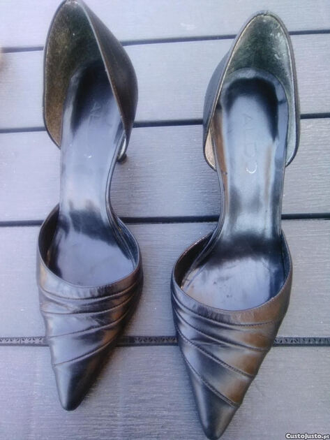 Sapatos pretos e Sandálias, os 2 pares 20 eur.. Sapatos tacão