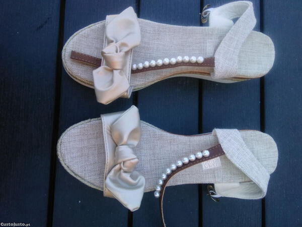 Sapatos pretos e Sandálias, os 2 pares 20 eur.. Sapatos tacão