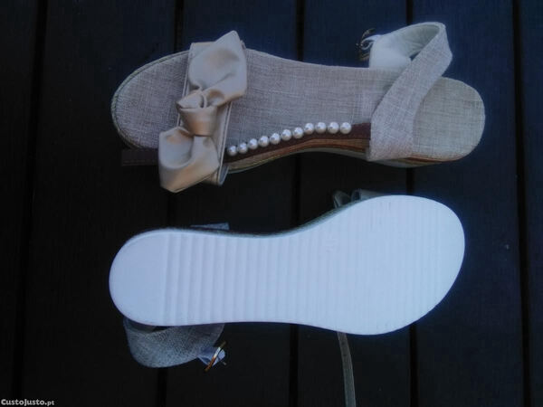 Sapatos pretos e Sandálias, os 2 pares 20 eur.. Sapatos tacão