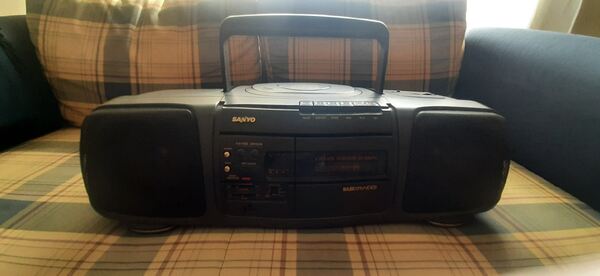 Rádio, leitor cassetes e Cd's Sanyo . Vários Electronica