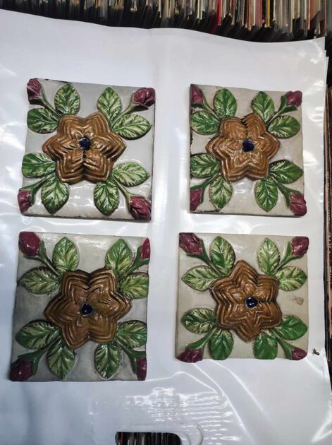 Vendo azulejos antigos. Revestimentos para pavimentos e paredes