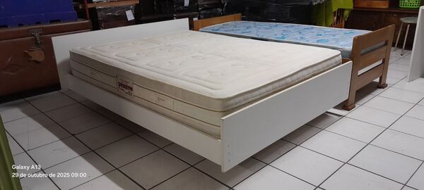 Cama de casal branca. Camas