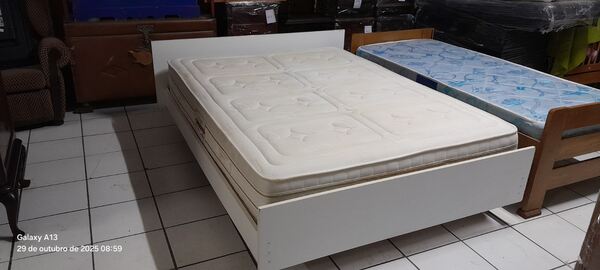 Cama de casal branca. Camas