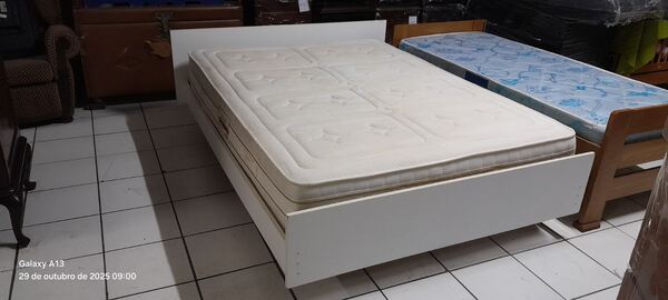 Cama de casal branca. Camas