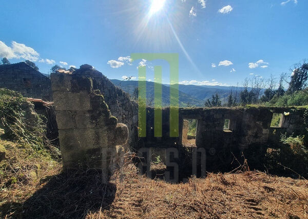 Quinta com 2 ruínas para restaurar. Quintas