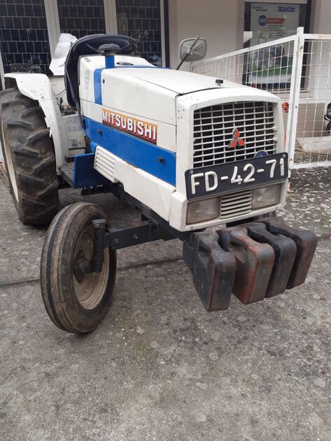 Vendo Trator agrícolas em bom estado. Tratores