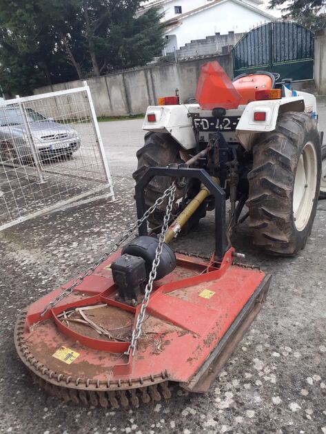 Vendo Trator agrícolas em bom estado. Tratores