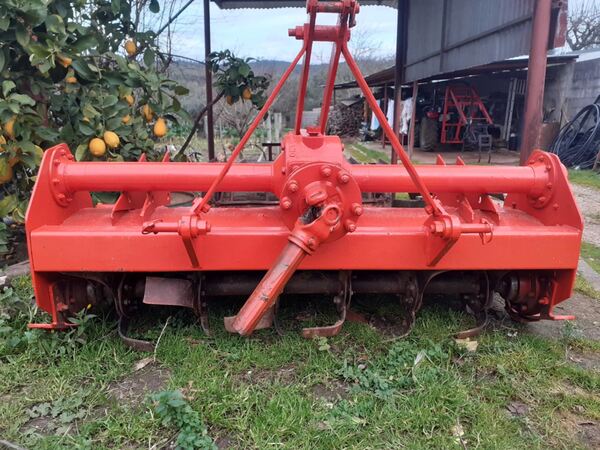 Vendo Trator agrícolas em bom estado. Tratores