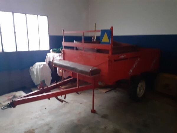 Vendo Trator agrícolas em bom estado. Tratores