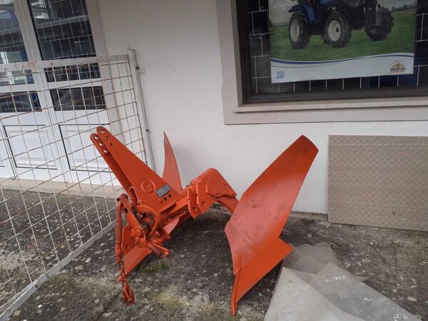 Vendo Trator agrícolas em bom estado. Tratores