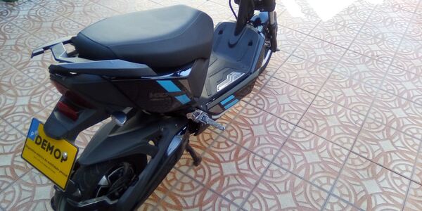 Ciclomotor eletrico. Motos