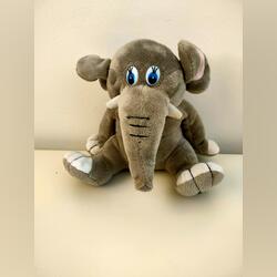 Peluche elefante sentado côr de cinza . Brinquedos para bebês