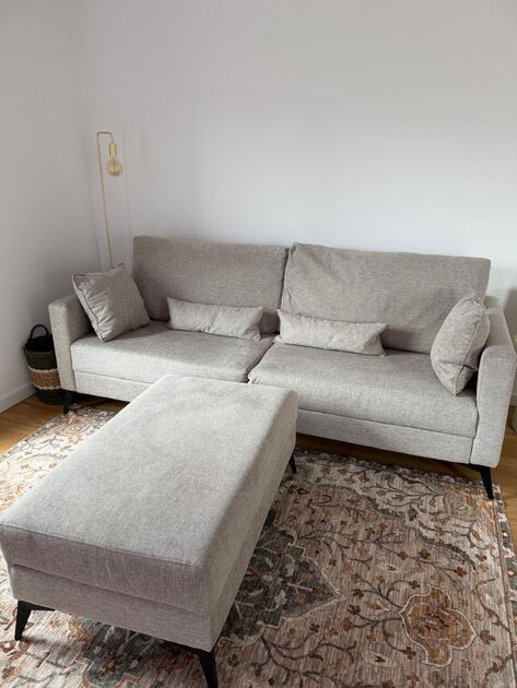 Vendo sofá de 2 lugares com puff. Sofás e Poltronas