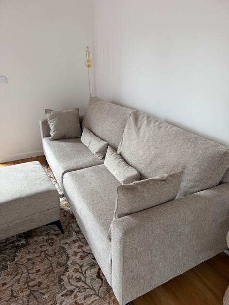 Vendo sofá de 2 lugares com puff. Sofás e Poltronas