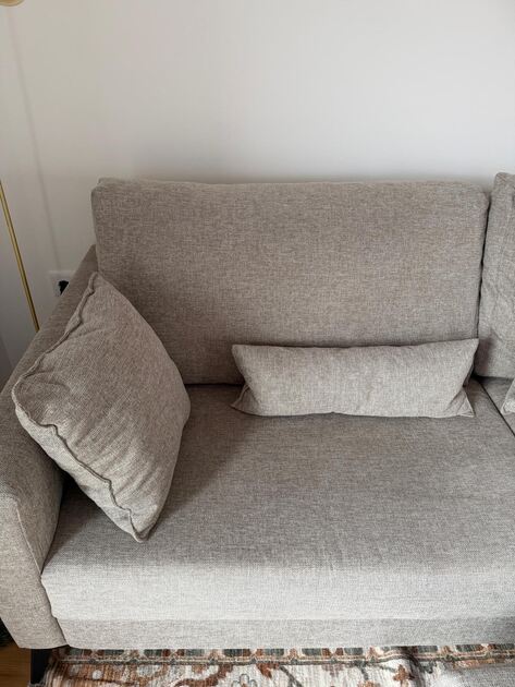 Vendo sofá de 2 lugares com puff. Sofás e Poltronas