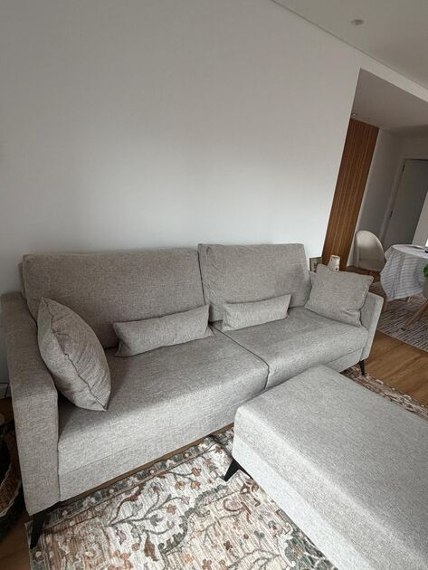 Vendo sofá de 2 lugares com puff. Sofás e Poltronas