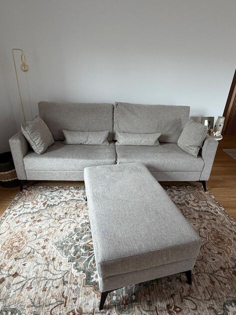 Vendo sofá de 2 lugares com puff. Sofás e Poltronas