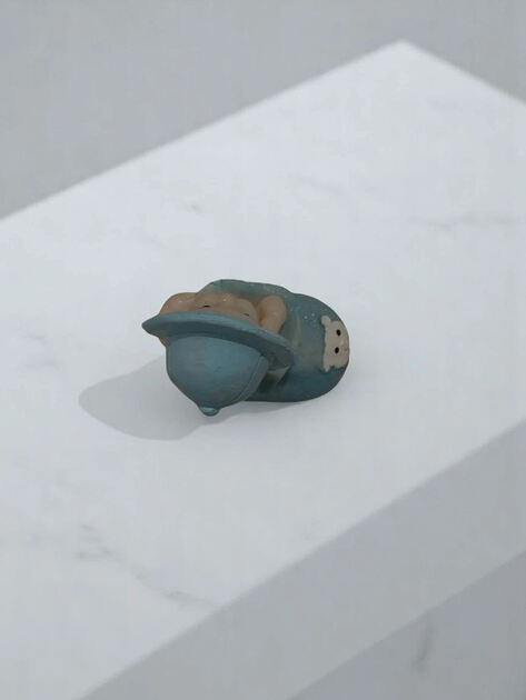Miniatura Bebé em Cesto Azul – Decoração Delicada. Eventos
