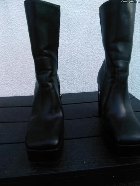 Sandálias e Botas pretas. Sapatos tacão