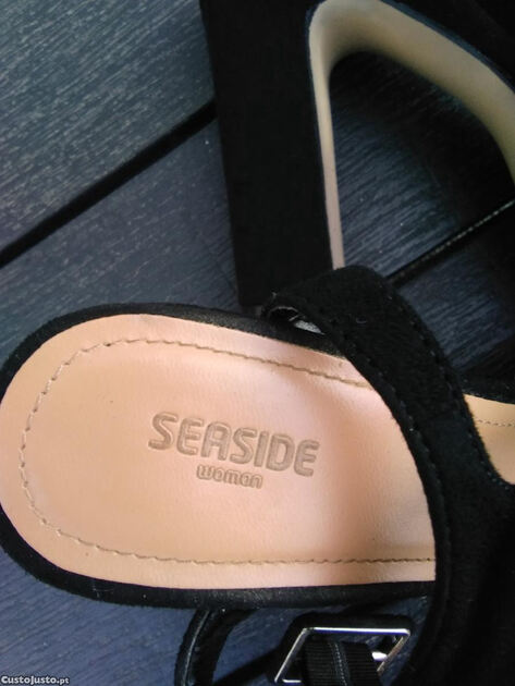 Sandálias e Botas pretas. Sapatos tacão