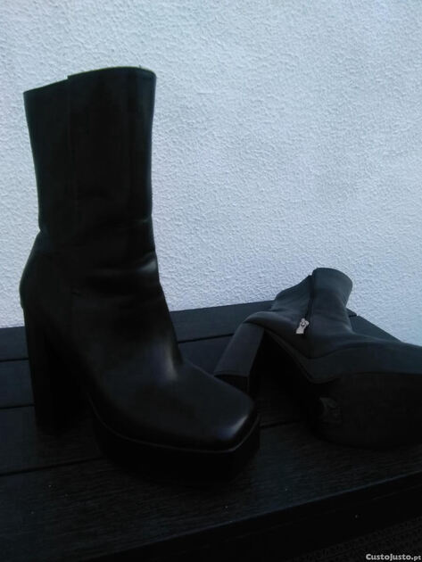 Sandálias e Botas pretas. Sapatos tacão