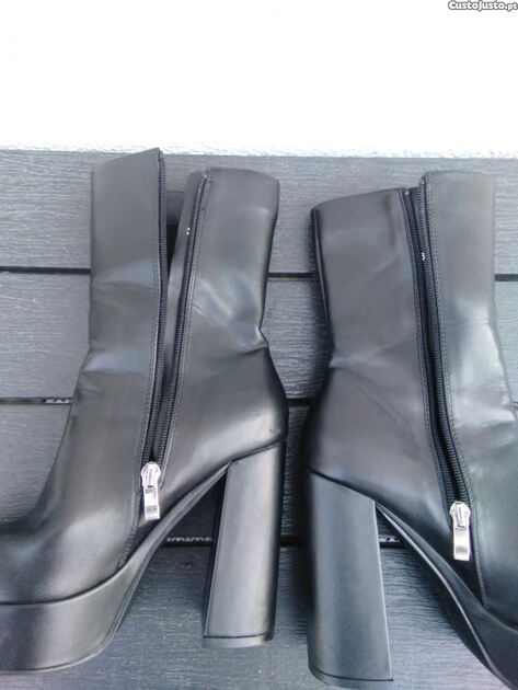 Sandálias e Botas pretas. Sapatos tacão