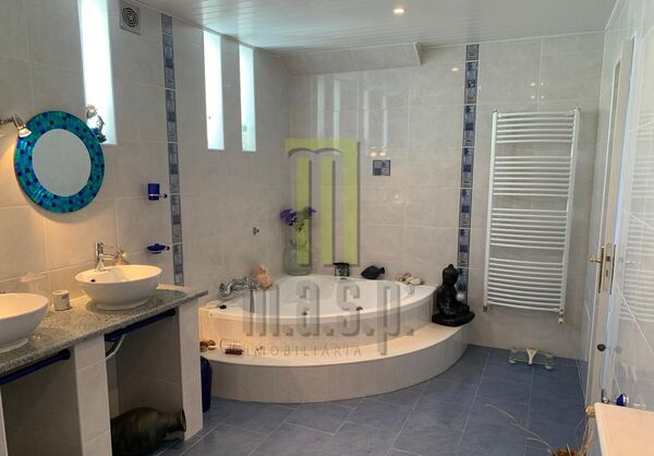 Moradia T5 pronta a habitar com piscina e jacuzzi . Casa e apartamentos para vender