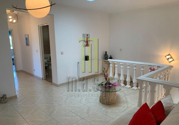Moradia T5 pronta a habitar com piscina e jacuzzi . Casa e apartamentos para vender