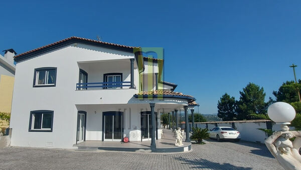 Moradia T5 pronta a habitar com piscina e jacuzzi . Casa e apartamentos para vender