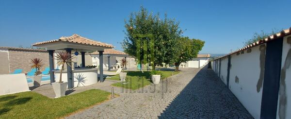 Moradia T5 pronta a habitar com piscina e jacuzzi . Casa e apartamentos para vender
