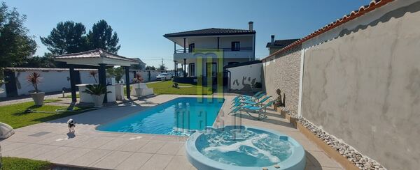 Moradia T5 pronta a habitar com piscina e jacuzzi . Casa e apartamentos para vender