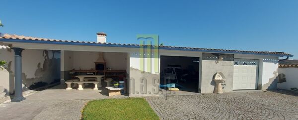 Moradia T5 pronta a habitar com piscina e jacuzzi . Casa e apartamentos para vender