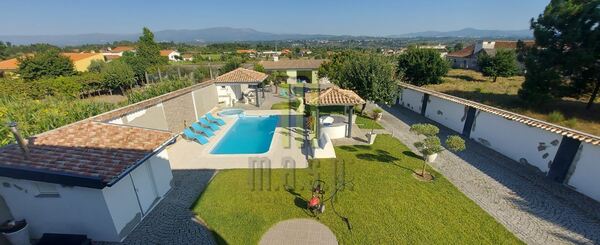 Moradia T5 pronta a habitar com piscina e jacuzzi . Casa e apartamentos para vender