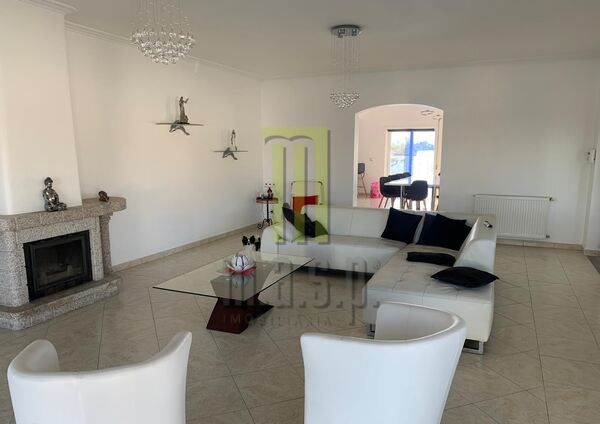 Moradia T5 pronta a habitar com piscina e jacuzzi . Casa e apartamentos para vender