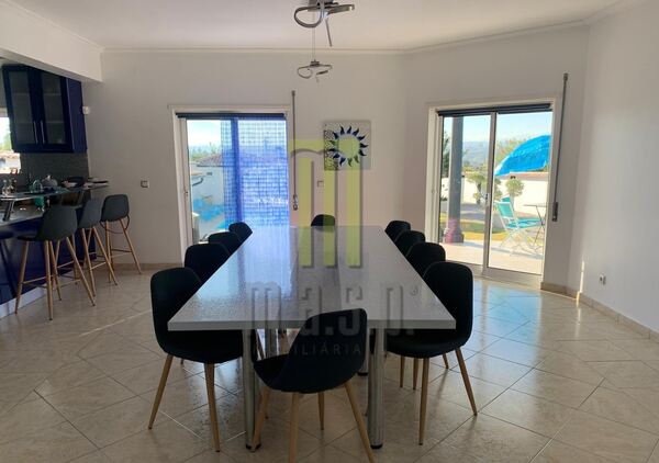 Moradia T5 pronta a habitar com piscina e jacuzzi . Casa e apartamentos para vender