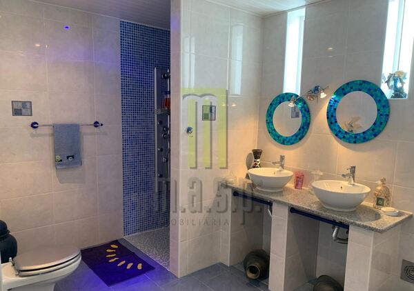 Moradia T5 pronta a habitar com piscina e jacuzzi . Casa e apartamentos para vender