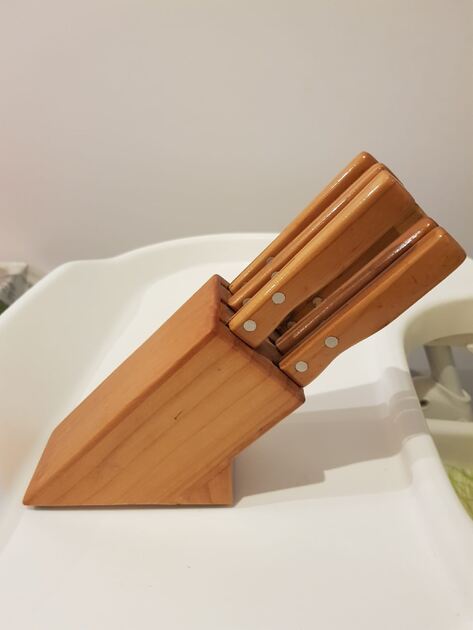 Base de madeira com 6 facas. Outros