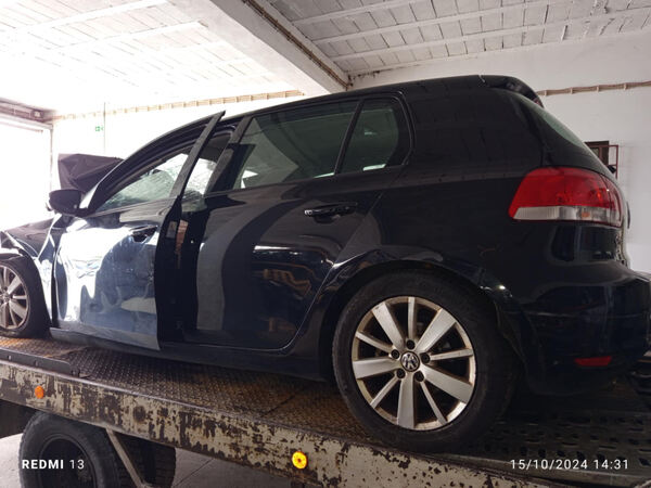 Para peças Volkswagen Golf VI 1.6 Tdi ano 2011. Carros para Peças