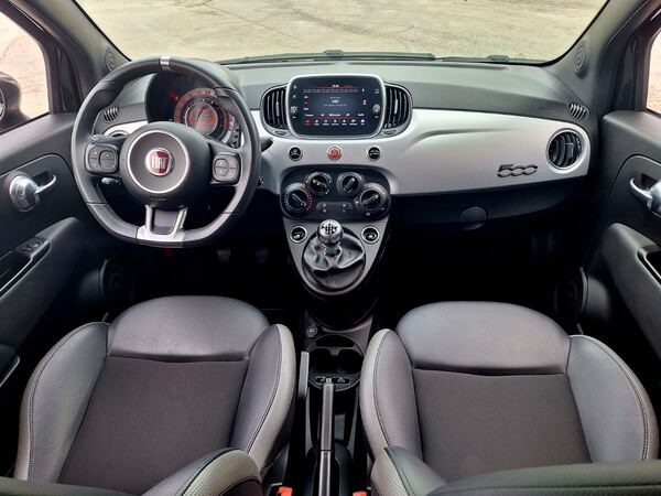 Fiat 500 1.0i Serie 8 Hybrid Sport. Carros