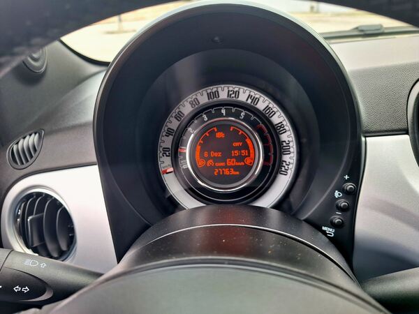 Fiat 500 1.0i Serie 8 Hybrid Sport. Carros