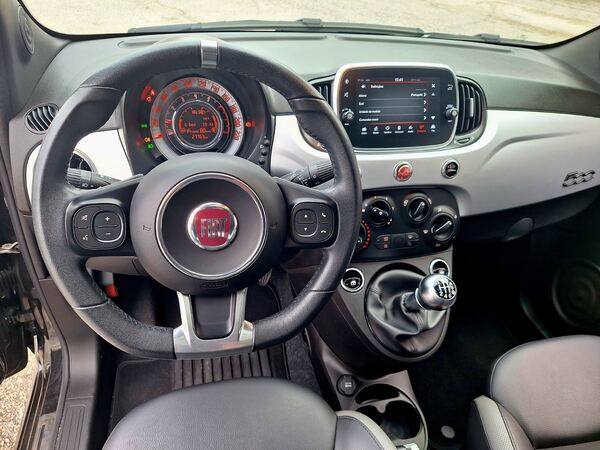 Fiat 500 1.0i Serie 8 Hybrid Sport. Carros