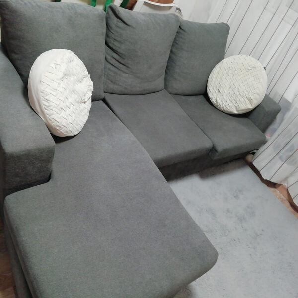 Sofá cinzento com chaise longue. Sofás e Poltronas