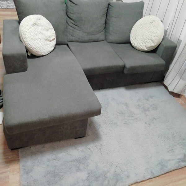 Sofá cinzento com chaise longue. Sofás e Poltronas